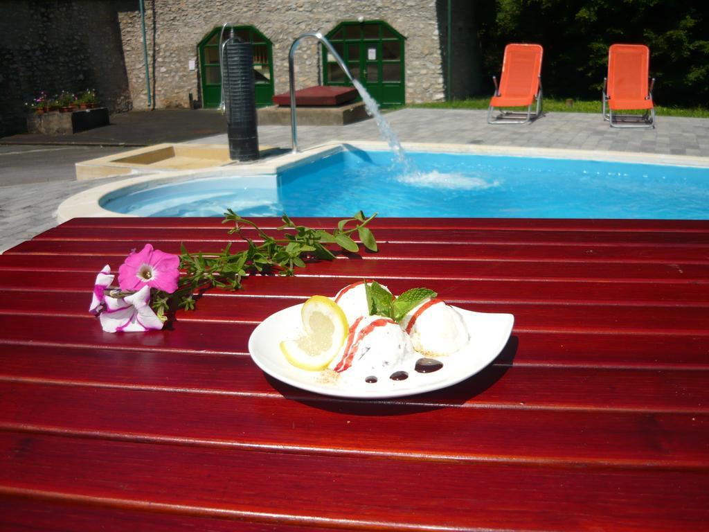 Ezuestfenyo Hotel Telkibánya Extérieur photo