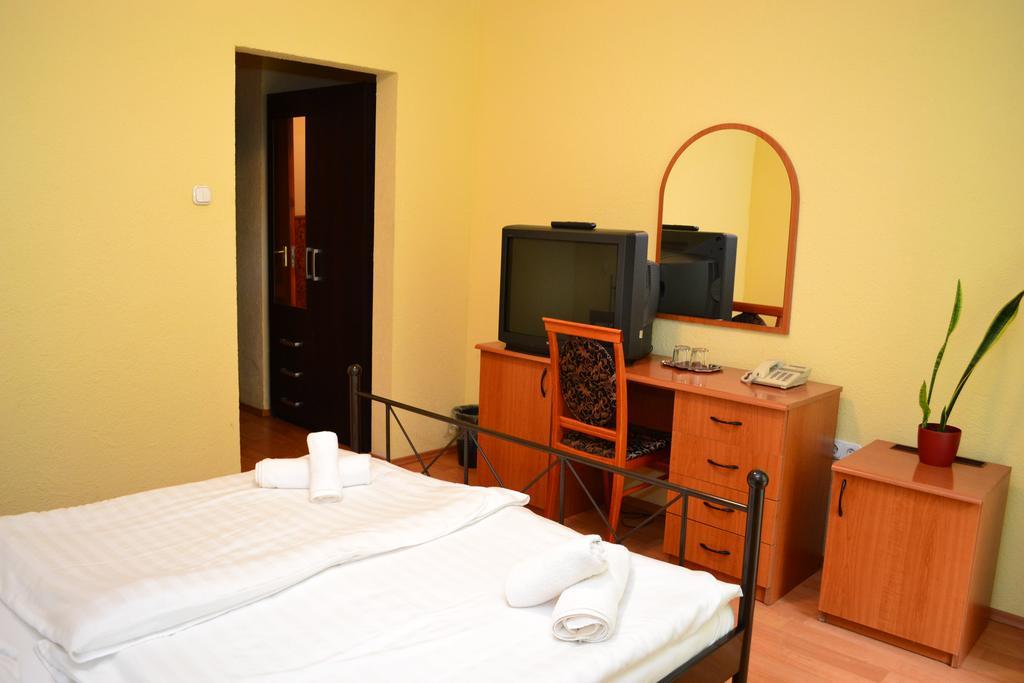 Ezuestfenyo Hotel Telkibánya Extérieur photo